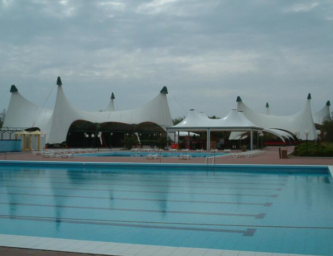 游泳池休息区遮阳伞膜结构